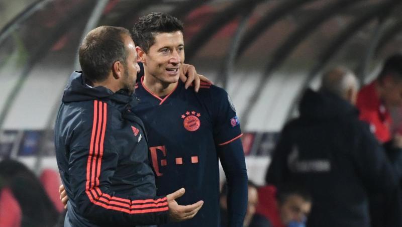 Sind mit Bayern bei Tabellenführer Leverkusen gefordert: Hansi Flick (l) und der frischgebackene Weltfußballer Robert Lewandowski.