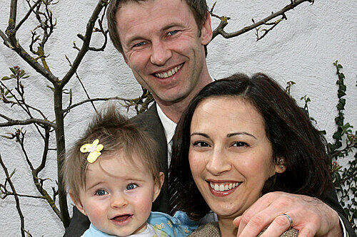 Dalisa und Ronald Kirch-Collins mit Töchterchen Sophia: Sie mussten der Natur auf die Sprünge helfen.