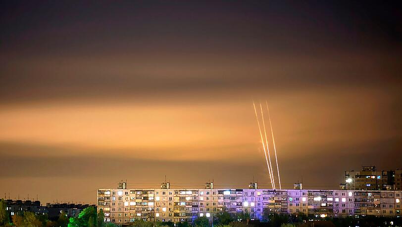 Raketen aus der russischen Region Belgorod gegen die Ukraine abgefeuert - fotografiert von Charkiw (Ukraine) aus. Raketen aus der russischen Region Belgorod gegen die Ukraine abgefeuert - fotografiert von Charkiw (Ukraine) aus.
