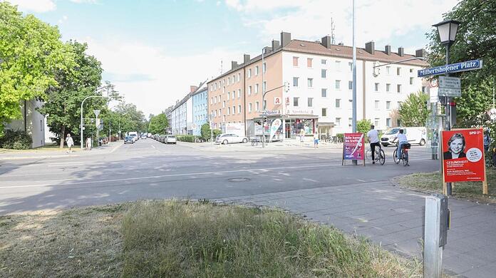 Auf der Schleißheimer Straße in München haben Autos viel Platz - und die längste Grünphase. Für Fußgänger ist die so kurz, dass sie es oft nicht ganz über die Straße schaffen. Auch der Radweg ist schmal.