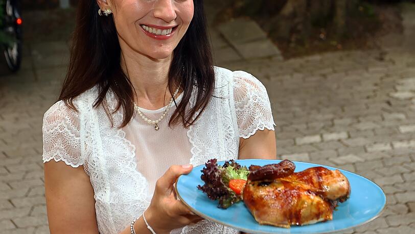 Jana Schrader präsentiert das neue Hendl: Die Rezeptur für die Würzung hat Kleehammer übernommen. Jana Schrader präsentiert das neue Hendl: Die Rezeptur für die Würzung hat Kleehammer übernommen.