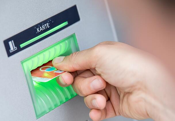 Mit einer ergaunerten Bezahlkarte einer über 80 Jahre alten Frau wollte der Jugendliche Geld abheben. (Symbolbild) Mit einer ergaunerten Bezahlkarte einer über 80 Jahre alten Frau wollte der Jugendliche Geld abheben. (Symbolbild)