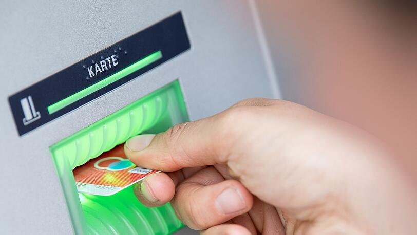 Mit einer ergaunerten Bezahlkarte einer über 80 Jahre alten Frau wollte der Jugendliche Geld abheben. (Symbolbild)