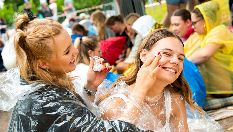 In Hamburg bereiteten sich zwei Fans von Taylor Swift in Regenkleidung auf das Konzert vor – brauchen auch die Münchner "Swifties" Ponchos? In Hamburg bereiteten sich zwei Fans von Taylor Swift in Regenkleidung auf das Konzert vor – brauchen auch die Münchner "Swifties" Ponchos?