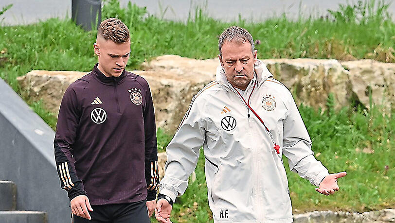 Vertrauensverhältnis: Der frühere Bayern- und Bundestrainer Hansi Flick (r.) trainiert nun den FC Barcelona - was Spekulationen nährt.