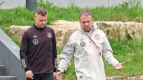 Vertrauensverhältnis: Der frühere Bayern- und Bundestrainer Hansi Flick (r.) trainiert nun den FC Barcelona - was Spekulationen nährt.