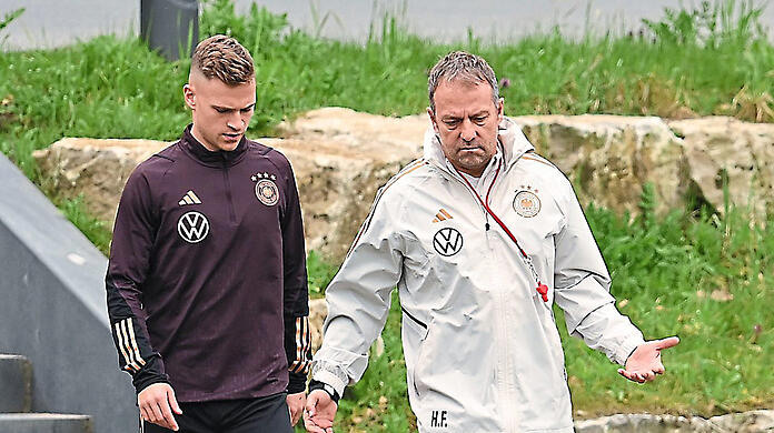Vertrauensverhältnis: Der frühere Bayern- und Bundestrainer Hansi Flick (r.) trainiert nun den FC Barcelona - was Spekulationen nährt.
