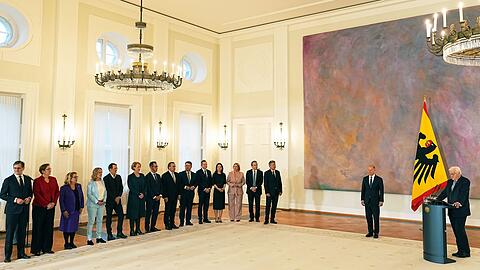 Ein Kanzler und 14 Minister erhalten vom Bundespräsidenten ihre Entlassungsurkunden. Sie bleiben aber geschäftsführend im Amt.