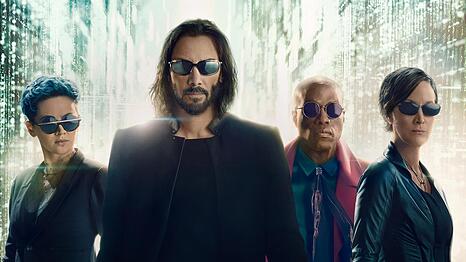 Mit "Matrix Resurrections", dem vierten Film der Reihe, taucht das Publikum noch einmal in die doppelb&ouml;dige Welt von Neo (Keanu Reeves, zweiter von links) und Co. ein.