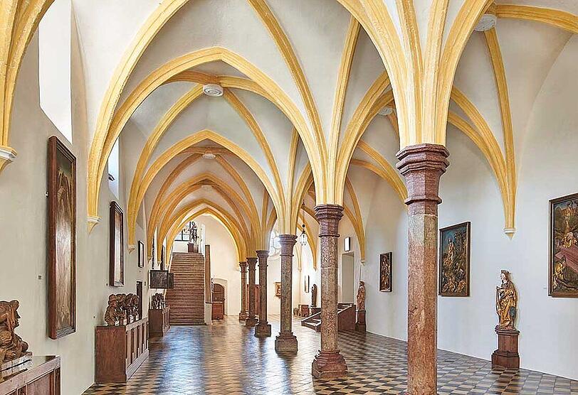 Der einstige Konventsaal der Augustiner-Chorherren dient heute als eindrucksvoller Rahmen für Kunstwerke und Skulpturen. Der einstige Konventsaal der Augustiner-Chorherren dient heute als eindrucksvoller Rahmen für Kunstwerke und Skulpturen.