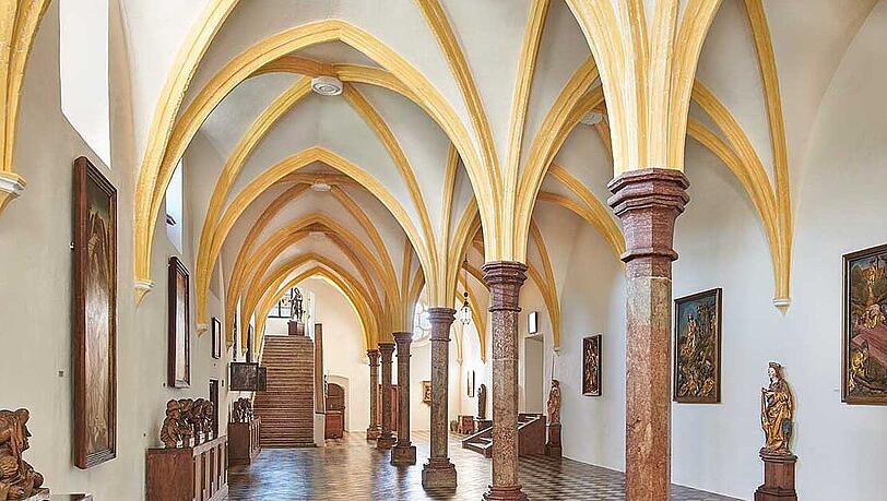 Der einstige Konventsaal der Augustiner-Chorherren dient heute als eindrucksvoller Rahmen für Kunstwerke und Skulpturen. Der einstige Konventsaal der Augustiner-Chorherren dient heute als eindrucksvoller Rahmen für Kunstwerke und Skulpturen.