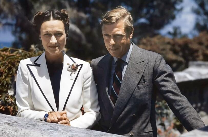 Seine Beziehung zu der zweifach geschiedenen US-Amerikanerin Wallis Simpson gilt als der offizielle Grund f&uuml;r die Abdankung von Edward VIII. als K&ouml;nig von Gro&szlig;britannien und Nordirland.