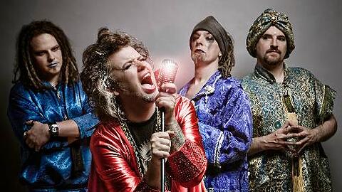 Die Weirdoz mit Sänger Commander Zdanko und Gitarrist Rif Kif (Mitte) sowie den neuen Bandmitgliedern Wommel (Bass, links) und Andi Lind (Schlagzeug, rechts).