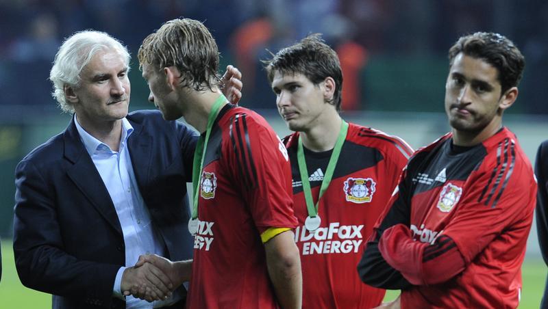 Auch dieses Jahr scheint es nicht, als ob Rudi Völler (li.) und seine Leverkusener einen Titel einfahren werden. Auch dieses Jahr scheint es nicht, als ob Rudi Völler (li.) und seine Leverkusener einen Titel einfahren werden.