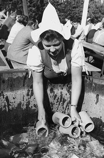 Eine Kellnerin im Jahr 1959 beim Krügespülen.