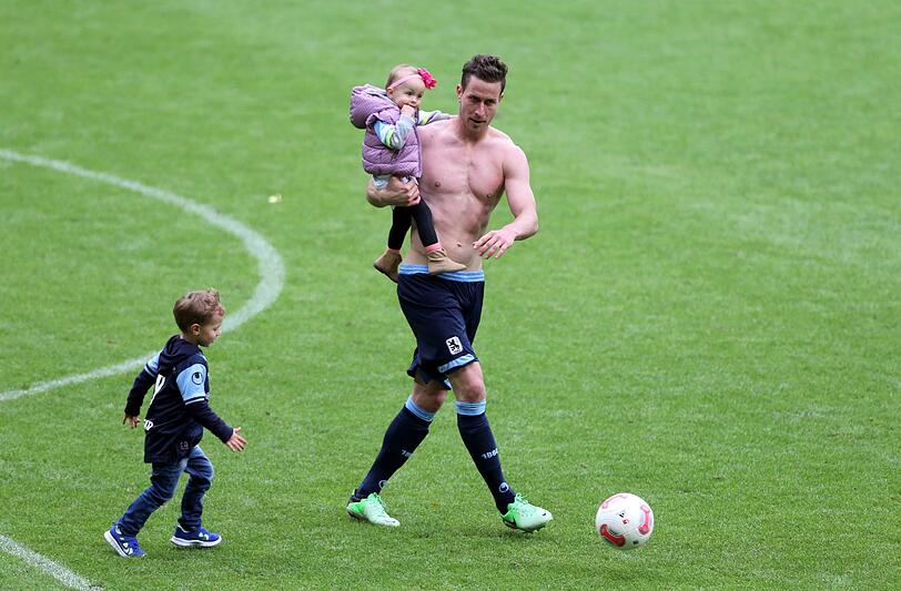 Versöhnlicher Abschluss einer turbolenten Saison: Nach dem überzeugenden 3:0 gegen Aalen bedankten sich die Löwen-Spieler am Sonntag bei ihren Fans für die Unterstützung. Die Bilder!