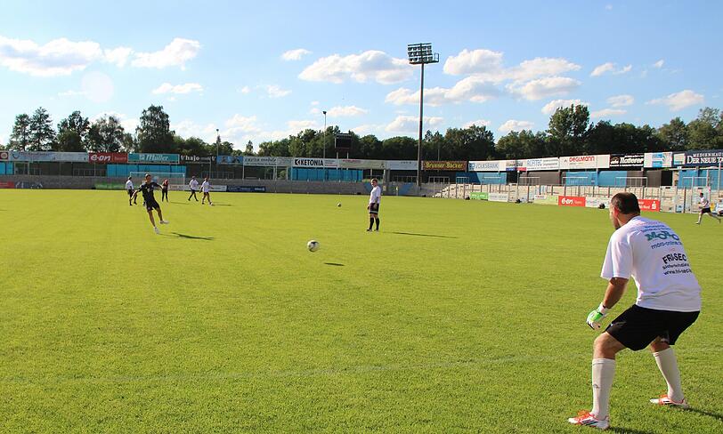 Ausnahmezustand vor Guardiolas erstem Spiel in Weiden: Die AZ war schon da und zeigt in der Bilderstrecke, was die Bayern dort erwartet.