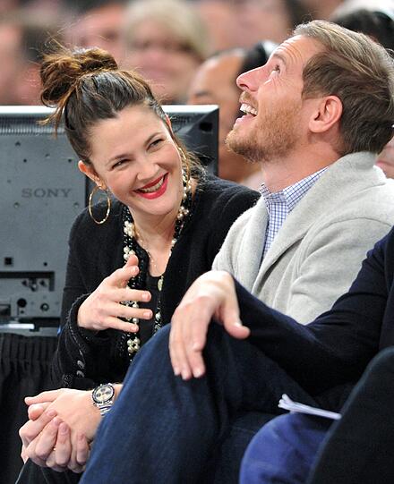 Familienglück bei Drew Barrymore: Nach Töchterchen Olive erwarten die Schauspielerin und ihr Mann Will Kopelmann (r.) wieder ein Baby.