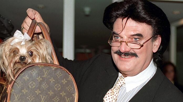 Rudolph Moshammer mit seiner geliebten Hündin Daisy.  Der Münchner Modeschöpfer wurde am 14. Januar 2005 ermordet.