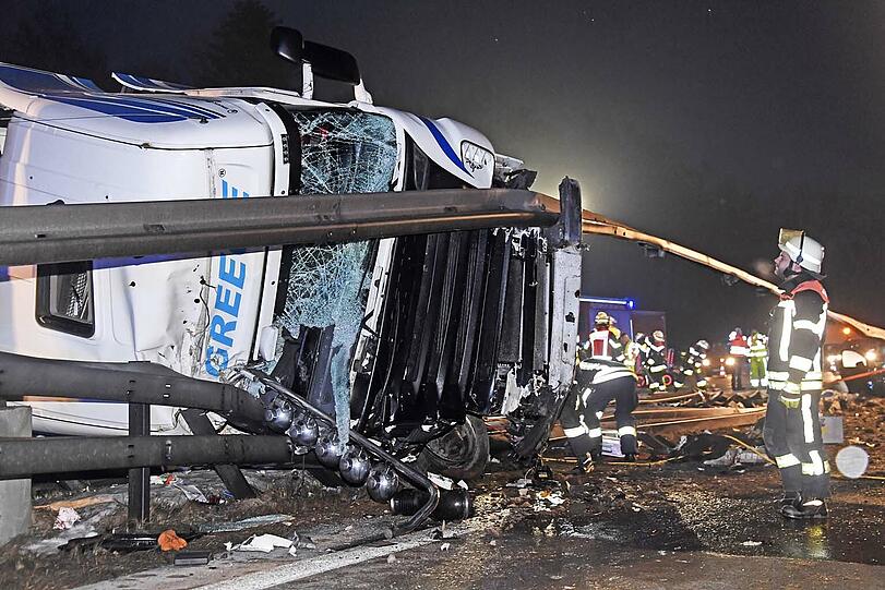 Der Lkw krachte in die Leitplanke, auch ein anderes Auto war am Unfall beteiligt.