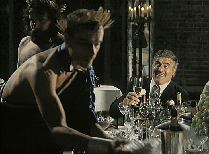 "Dich kauf ich doch. Steh mal stramm, Du römischer Jammerlappen!&ldquo; (Generaldirektor Haffenloher faltet einen Kellner im Villa Medici, einem Nobelrestaurant, zusammen)