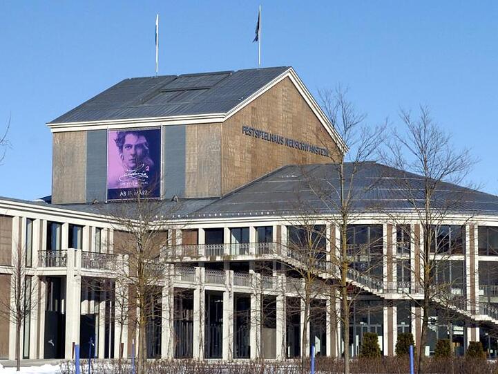 Die Aufnahme zeigt das insolvente Festspielhaus Füssen. Foto: Stefan Puchner/Archiv