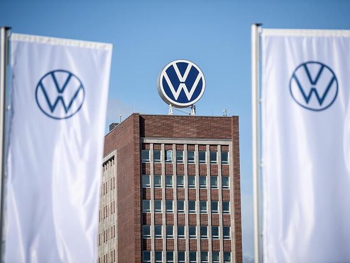 Der Vorwurf der Marktmanipulation unter anderem gegen Konzernchef Herbert Diess war eines der Themen der Betriebsversammlung am VW-Stammsitz in Wolfsburg.