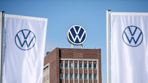Der Vorwurf der Marktmanipulation unter anderem gegen Konzernchef Herbert Diess war eines der Themen der Betriebsversammlung am VW-Stammsitz in Wolfsburg.