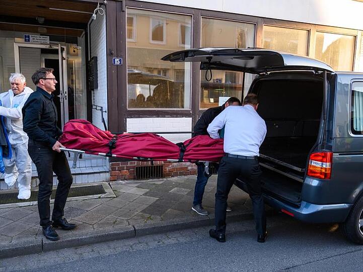 Bestatter schieben eines der Wittinger Todesopger in einen Leichenwagen.