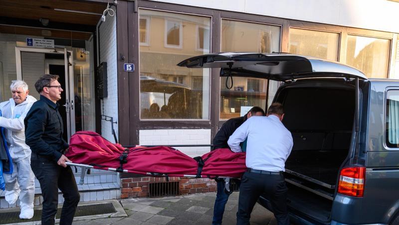 Bestatter schieben eines der Wittinger Todesopger in einen Leichenwagen. Bestatter schieben eines der Wittinger Todesopger in einen Leichenwagen.