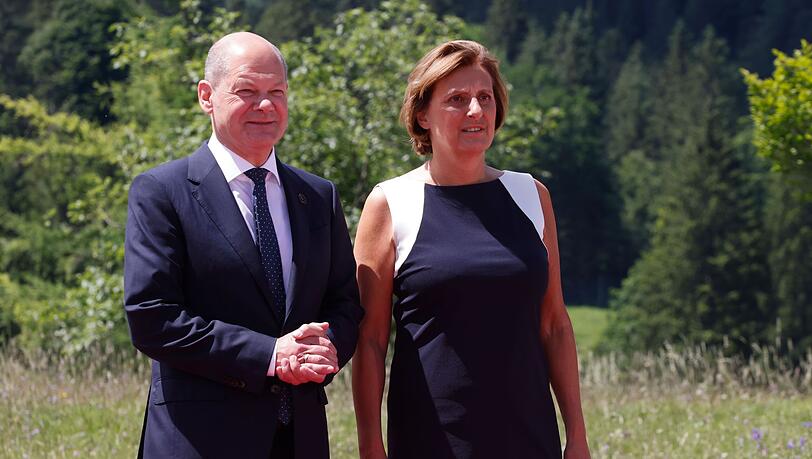 Bundeskanzler Olaf Scholz (SPD) steht neben seiner Frau Britta Ernst.