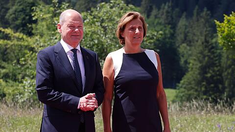 Bundeskanzler Olaf Scholz (SPD) steht neben seiner Frau Britta Ernst.