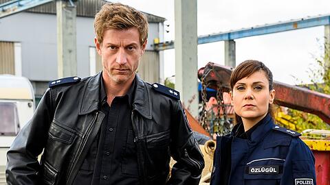 "Friesland: Fundsachen": Henk Cassens (Maxim Mehmet) und Süher Özlügül (Sophie Dal) ermitteln auf einem Schrottplatz.