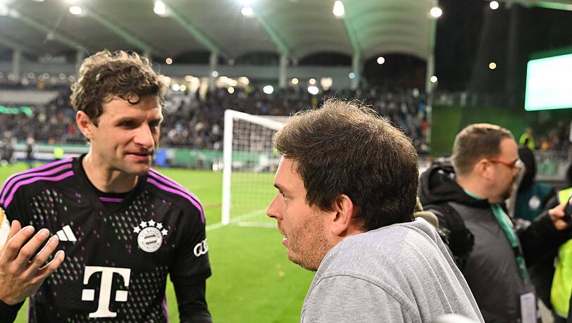 Als einer von lediglich vier Spielern bedankte sich Thomas Müller nach der Pokalblamage in Saarbrücken (1:2) bei den mitgereisten Fans für den Support.