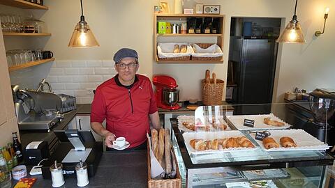 Das Café Ora ist eine eigensinnige Mischung aus französischer Boulangerie und italienischer Espressobar. Man findet dort Kaffee in allen Variationen von Espresso (2,20 Euro), Cappuccino (3,20 Euro) bis Americano. Dazu Croissants, Kuchen und verschiedene Mittagssnacks.