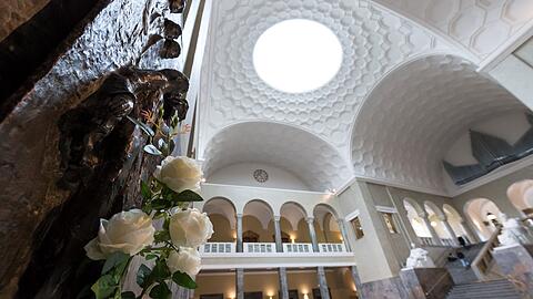 In diesen Lichthof der Ludwig-Maximilians-Universität (LMU) fielen am 18. Februar 1943 die Flugblätter der Weißen Rose, die Hans und Sophie Scholl verteilt hatten.