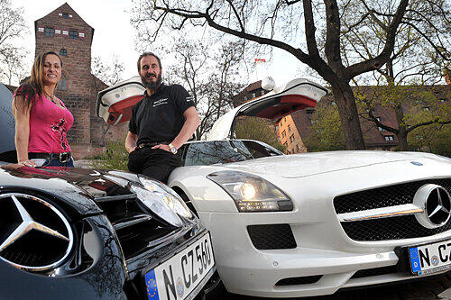 Schnelles Paar: Christoph Zitzmann fährt den weißen Flügeltürer SLS, Lebensgefährtin Brigitte Wensauer den Roadster SLR.