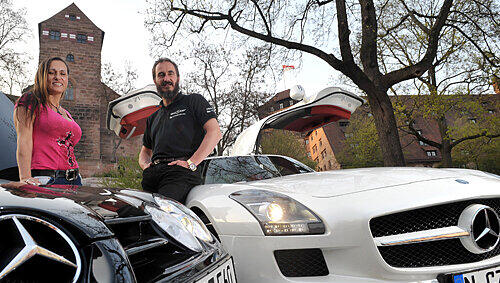 Schnelles Paar: Christoph Zitzmann fährt den weißen Flügeltürer SLS, Lebensgefährtin Brigitte Wensauer den Roadster SLR. Schnelles Paar: Christoph Zitzmann fährt den weißen Flügeltürer SLS, Lebensgefährtin Brigitte Wensauer den Roadster SLR.