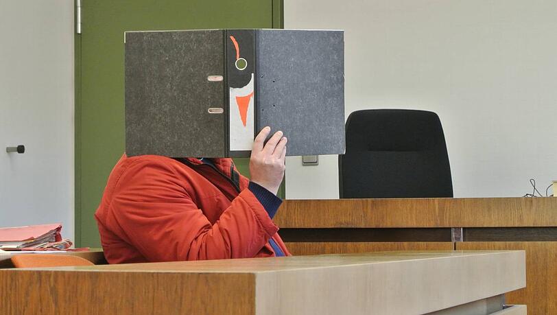 Mit einem Aktenordner vor dem Gesicht sitzt der Windel-Fetischist Thomas H. (28) im Münchner Landgerichtssaal. Mit einem Aktenordner vor dem Gesicht sitzt der Windel-Fetischist Thomas H. (28) im Münchner Landgerichtssaal.