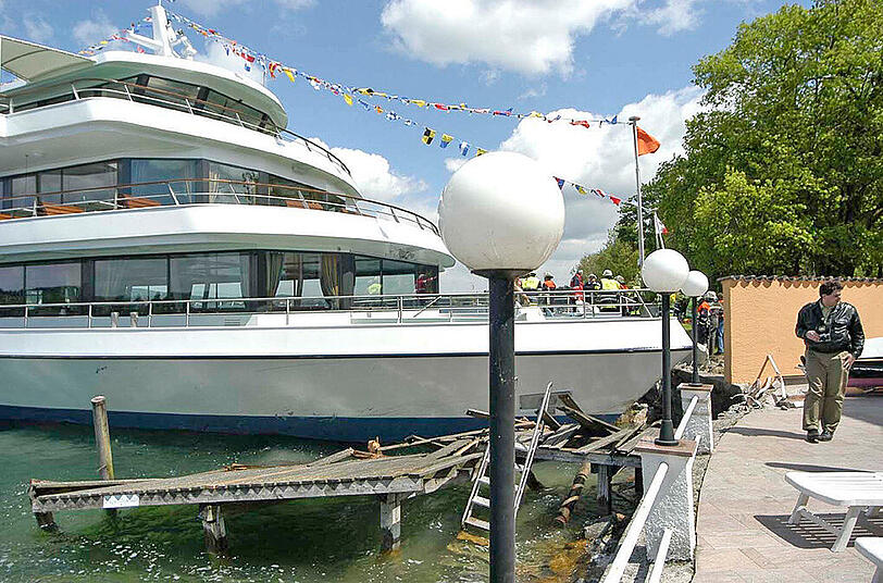 Mai 2004: Die "MS Starnberg" rammt einen Steg in Berg am Starnberger See.