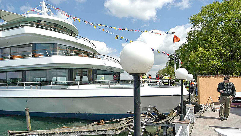 Mai 2004: Die "MS Starnberg" rammt einen Steg in Berg am Starnberger See.
