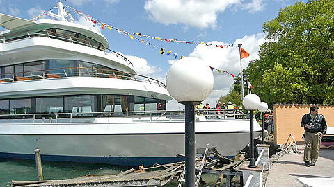 Mai 2004: Die "MS Starnberg" rammt einen Steg in Berg am Starnberger See.