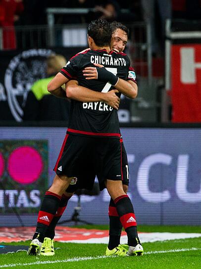 Leverkusens Chicharito (links) freut sich mit Hakan Calhanoglu über sein Tor zum 1:0.