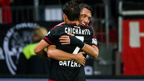 Leverkusens Chicharito (links) freut sich mit Hakan Calhanoglu über sein Tor zum 1:0.