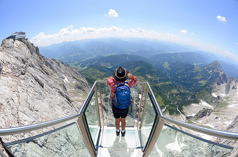 Die «Treppe ins Nichts» dockt an die Dachstein Hängebrücke an. Wer mit der Höhe keine Probleme hat, kann dort entspannt die Aussicht genießen.