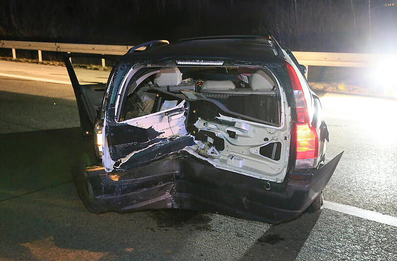 Bilder vom Verkehrsunfall auf der A94 Forstinning: Insgesamt fünf Autos und ein Lkw waren beteiligt.