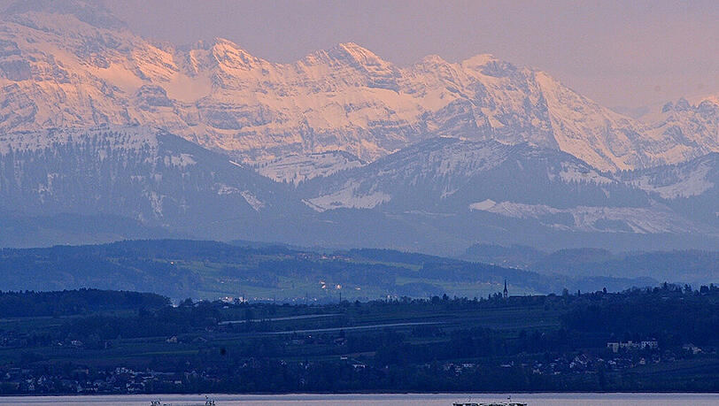 Am Montag soll die Suche nach dem vermissten Taucher im Bodensee fortgesetzt werden. Am Montag soll die Suche nach dem vermissten Taucher im Bodensee fortgesetzt werden.