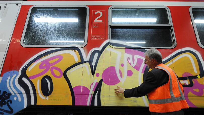 Auch S-Bahnen und Züge sind oft "Leinwand" der Graffiti-Sprüher. Jetzt wurden drei Jugendliche festgenommen, die verdächtigt werden, ein Haus in der Musenbergstraße besprüht zu haben. (Symbolfoto) Auch S-Bahnen und Züge sind oft "Leinwand" der Graffiti-Sprüher. Jetzt wurden drei Jugendliche festgenommen, die verdächtigt werden, ein Haus in der Musenbergstraße besprüht zu haben. (Symbolfoto)
