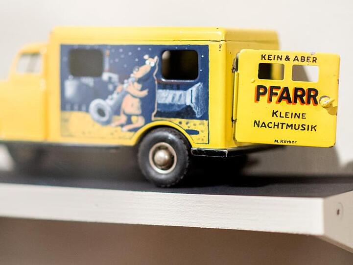 Ein von Künstler Bernd Pfarr gestaltetes Blechauto.