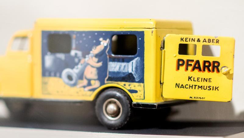 Ein von Künstler Bernd Pfarr gestaltetes Blechauto. Ein von Künstler Bernd Pfarr gestaltetes Blechauto.